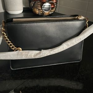 Beverly warn, super cute, traditional cross body, leather bag